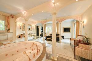 Luxuspenthouse im Versace-Stil mit Dachterrasse und Panoramablick
