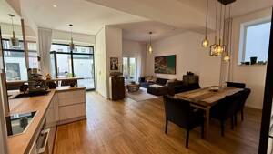 Stadthaus-Feeling: Großzügige Wohnung mit separatem Office und eigenem Parkplatz – 22089 Hamburg – Vorschaubild 2