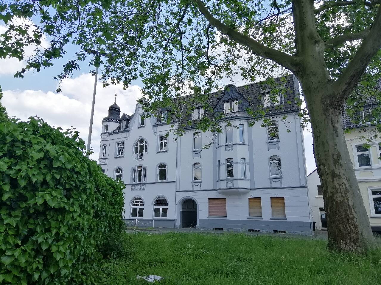 **Altbaucharme mit 12 Wohneinheiten modernisiert** – Solingen – Bild 1 von 8