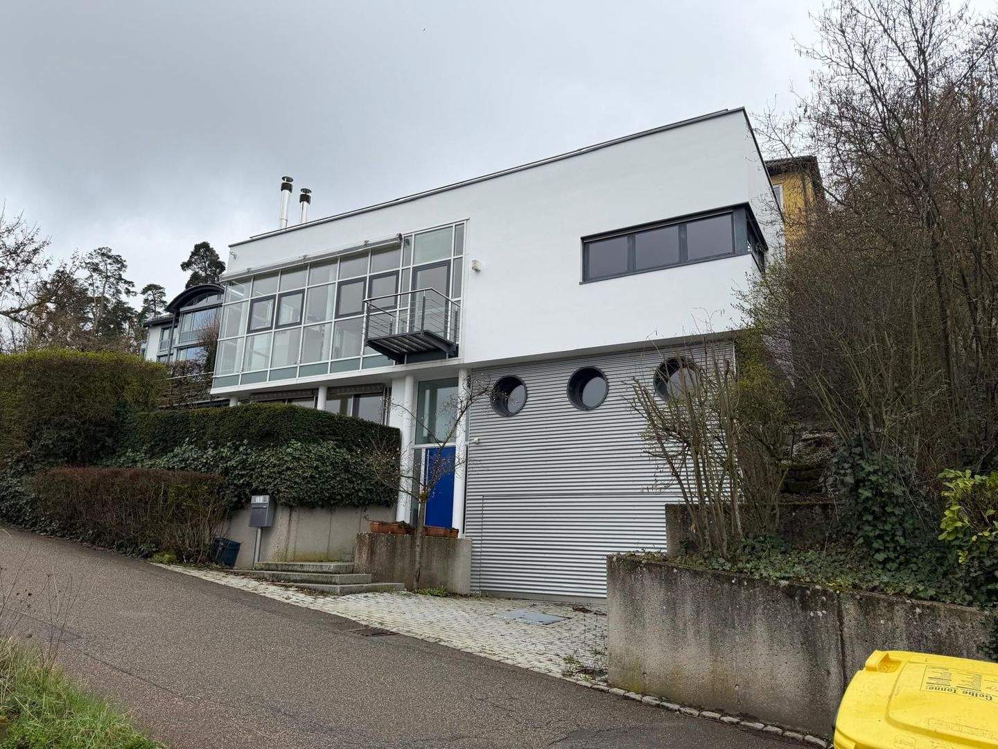 Architektenvilla in Aussichtslage, große Dachterrasse und 1-Zimmer-Einliegerwohnung – Gerlingen – Bild 1 von 9