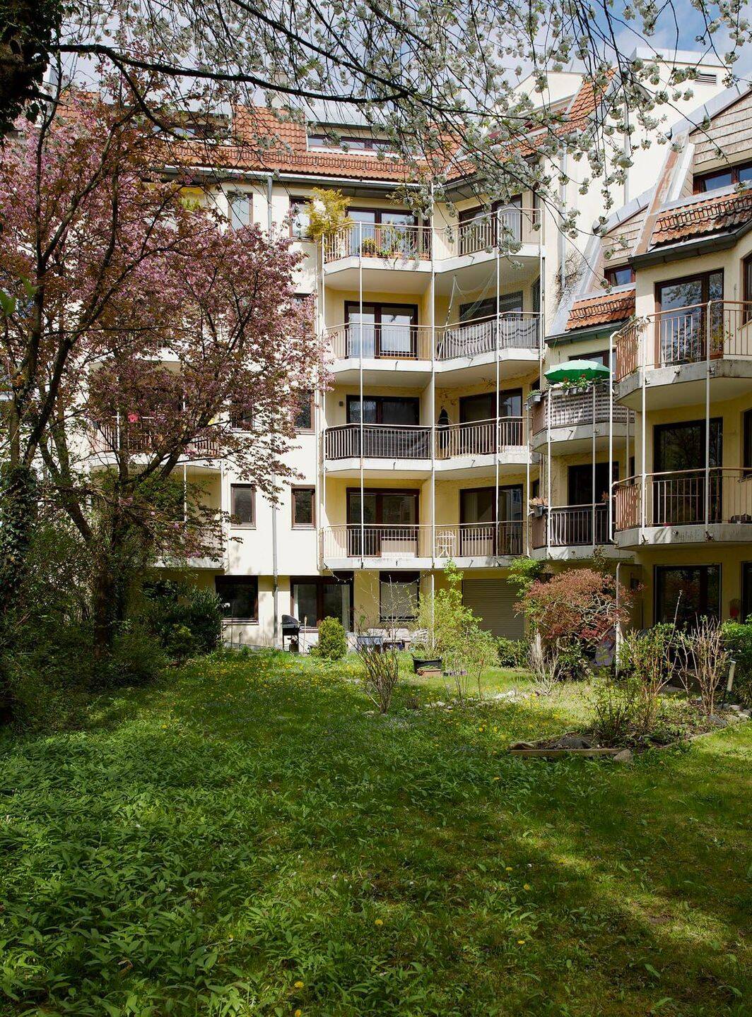 Klassiker in Schwabing: 2-Zimmer mit Balkon, Lift und Parker! – München – Bild 1 von 9