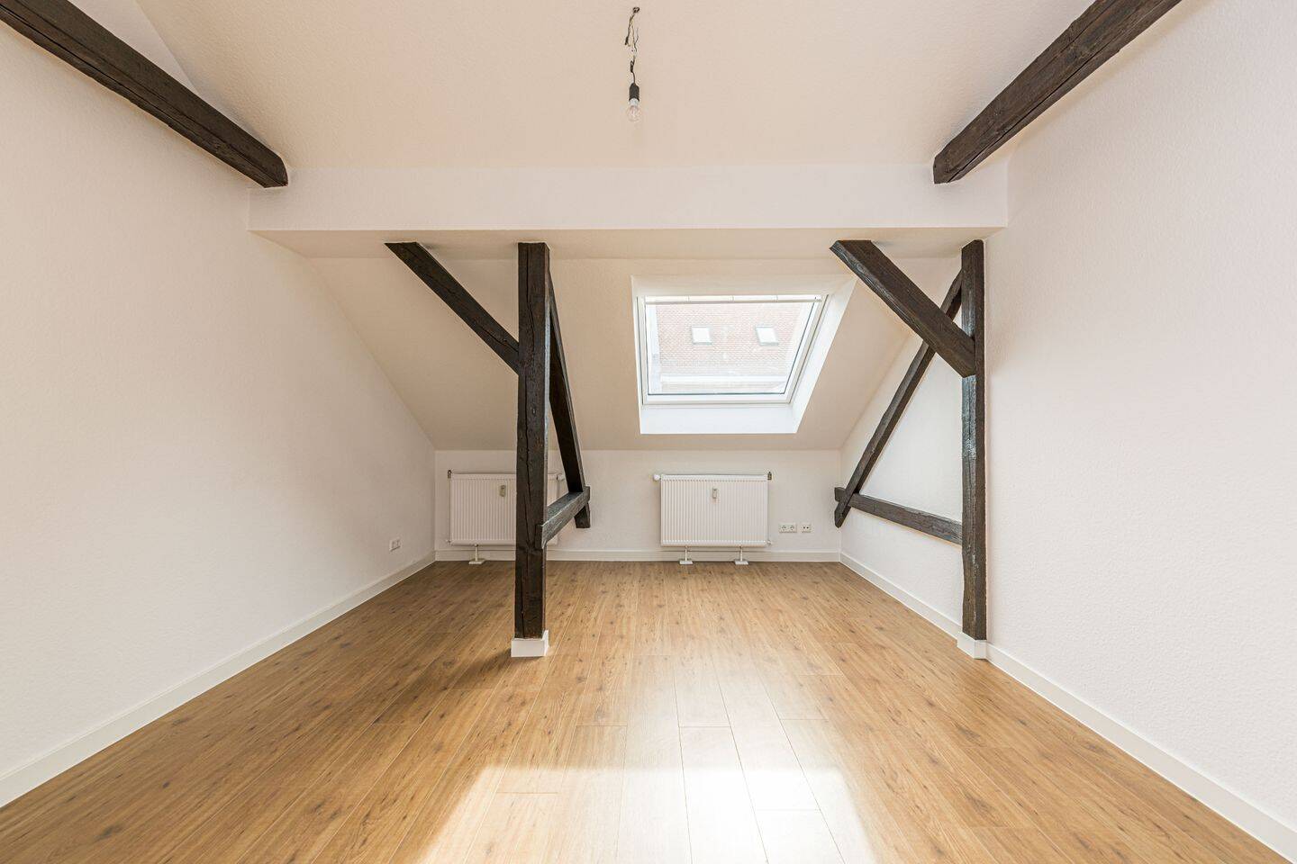 Helle 2-Zimmer-Dachgeschosswohnung mit Wohlfühlcharakter - ideal für Singles oder Paare – Frankfurt am Main – Bild 1 von 9