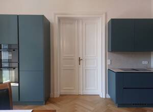 Einzugsbereit! Hochwertig sanierte Altbauwohnung mit Aufzug, Stuck, Parkett, Südbalkon uvm. – 10555 Berlin – Vorschaubild 7