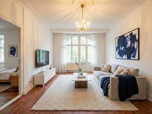 Wohnen mit Stil: 4-Zimmer-Gründerzeitaltbau mit Stuck und Südbalkon – 12205 Berlin – Vorschaubild 1
