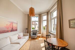 ?? Lichtdurchflutetes Unikat am Bayrischen Pltz - Sanierte 2 Zi Altbau Wohnung mit Süd-Balkon & Lift – 10825 Berlin – Vorschaubild 2