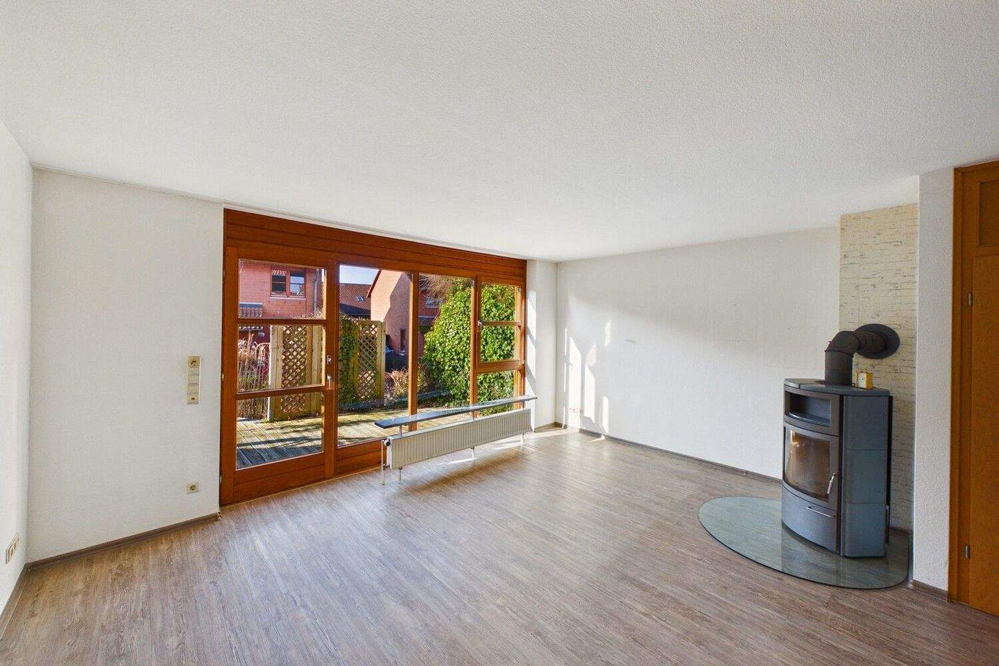 Freundliches Reihenendhaus mit Kaminofen, Südwestterrasse, Vollkeller und Carport – Hannover – Vorschaubild 5