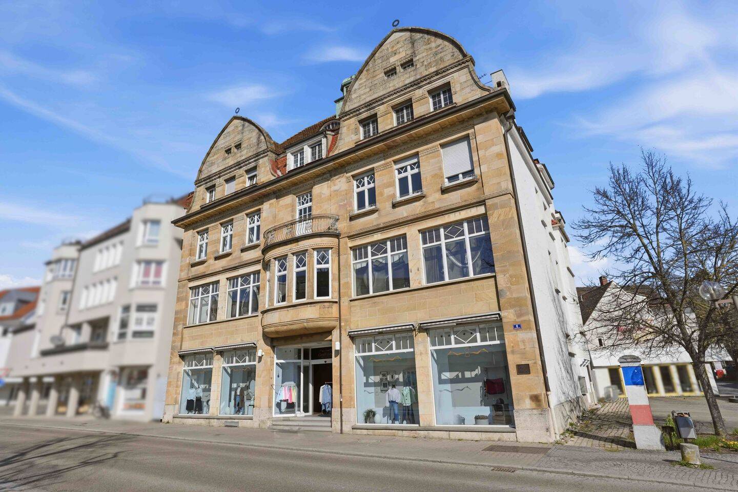 Historischer Glanz, moderner Komfort! Kapitalanlage und einzigartiges Zuhause in exponierter Lage – Laupheim – Bild 1 von 9