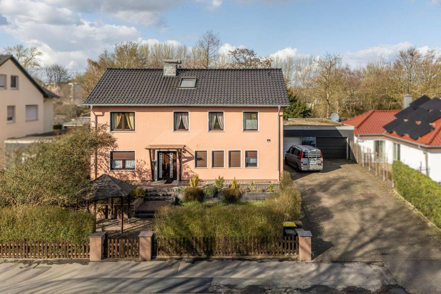 Zweifamilienhaus mit viel Platz für den letzten Feinschliff!
