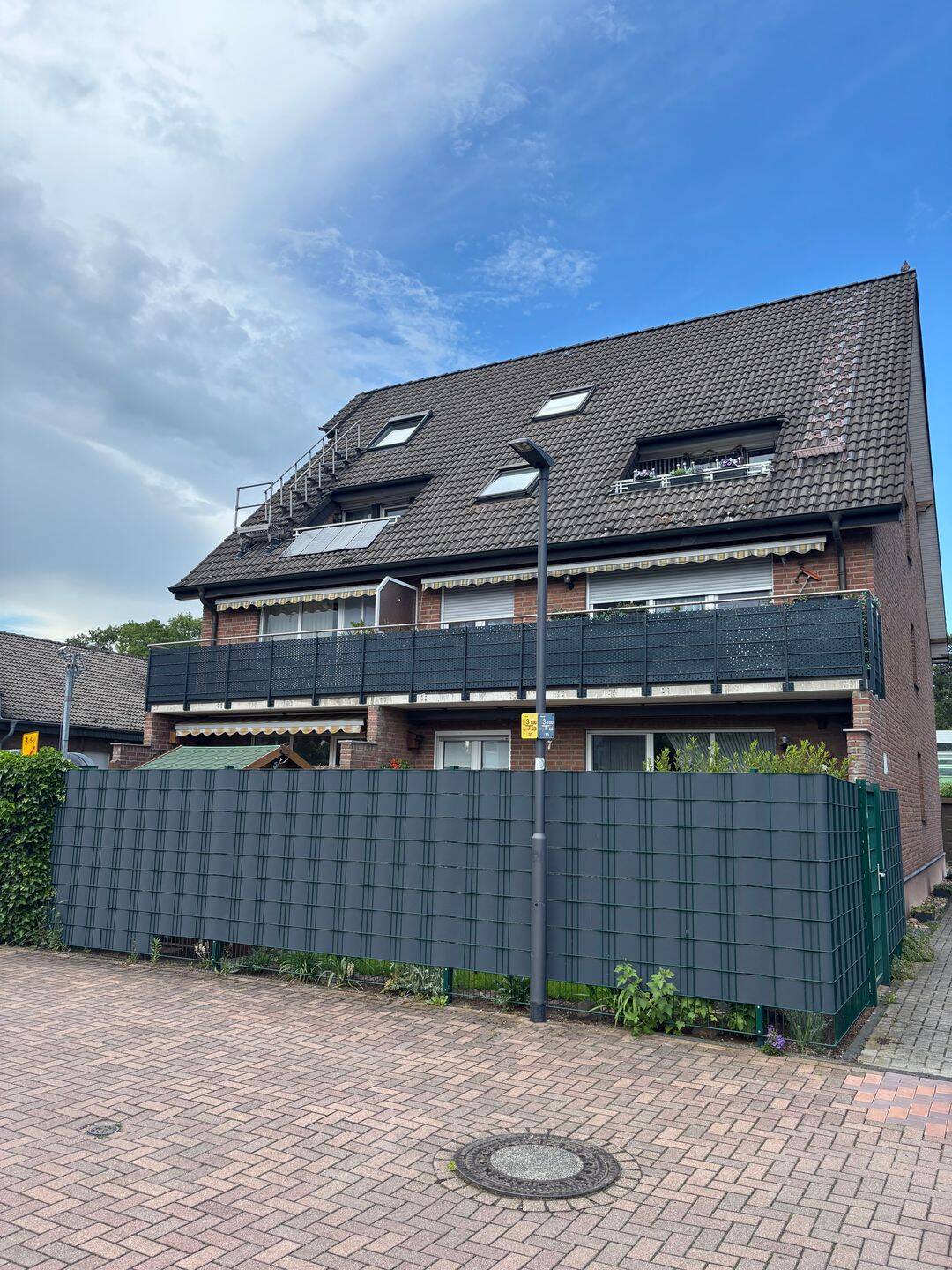 4 Zimmer Maisonette Wohnung 2.OG + DG, mit 2 Bädern, Balkon, Stellplatz -