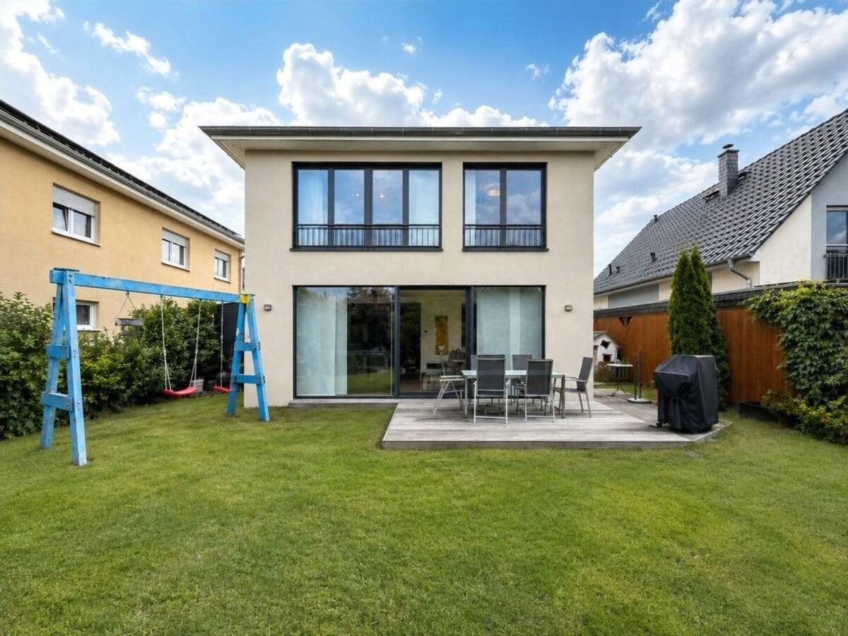 Modernes Familienhaus mit hochwertiger Ausstattung, großzügigem Raumangebot und unverbautem Grünblick – 10318 Berlin – Bild 1 von 5