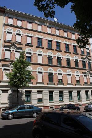 Schöne 2-Zimmer-Wohnung mit Einbauküche und Bad mit Fenster am Mariannenpark !