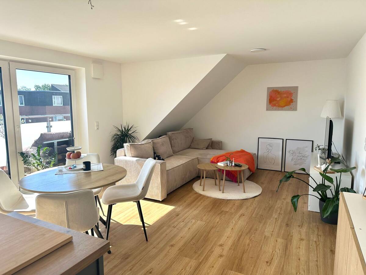 Helle & modernisierte 2-Zimmer-Wohnung mit großem Balkon in Donnerschwee – 26123 Oldenburg – Bild 1 von 5