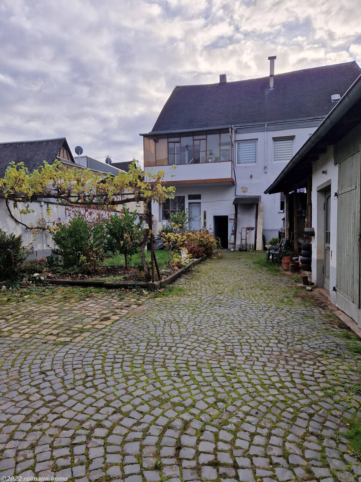 Mehrfamilienhaus mit Ladenlokal, Garagen und Garten zentral in Koblenz-Neuendorf – 56070 Koblenz – Bild 1 von 9