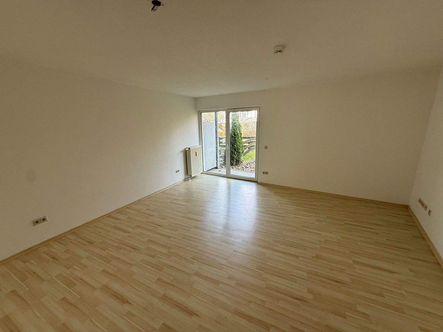 Leben statt pendeln - moderne 2 Zimmer Wohnung im Erdgeschoss mit Terrasse – Wolfsburg – Bild 1 von 6