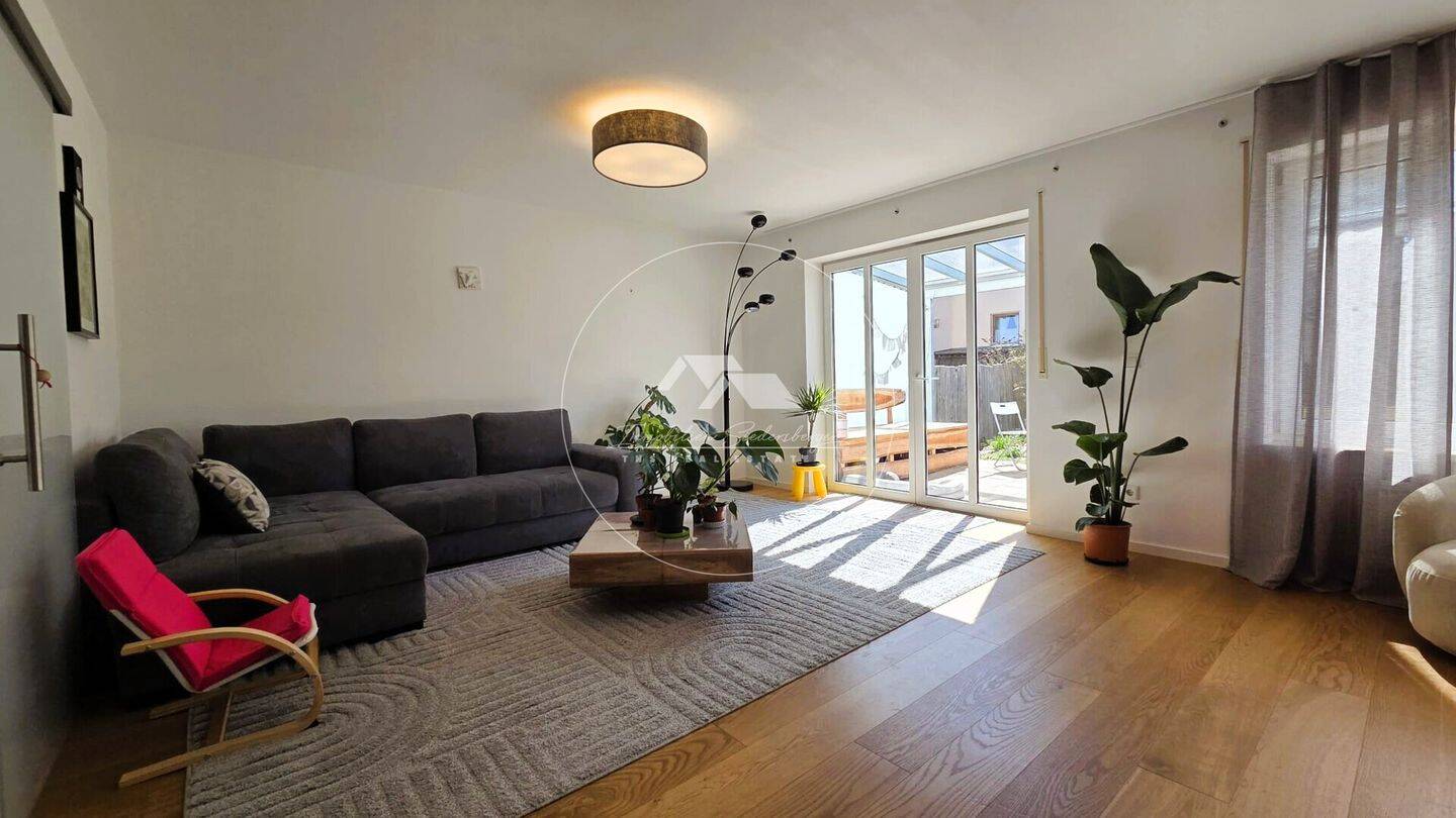 Stilvolle Doppelhaushälfte mit Kamin, großem Garten & gehobener Ausstattung – Lupburg – Bild 1 von 9