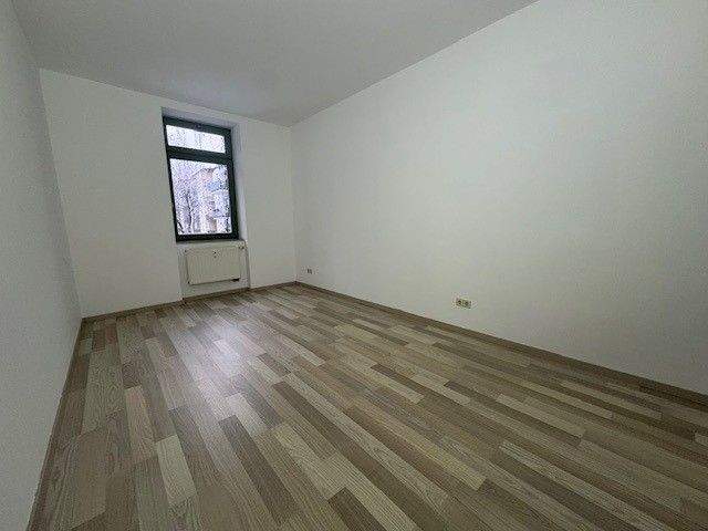 1.OG - Bad mit Fenster - begrünter Innenhof - modernes Laminat ! – Chemnitz – Vorschaubild 3