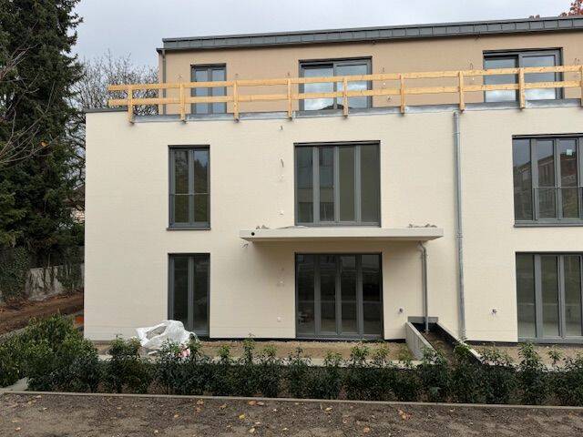 Einladende, sonnige 2-Zimmer-Terrassenwohnung mit kleinem Garten. Beste Infrastruktur.
