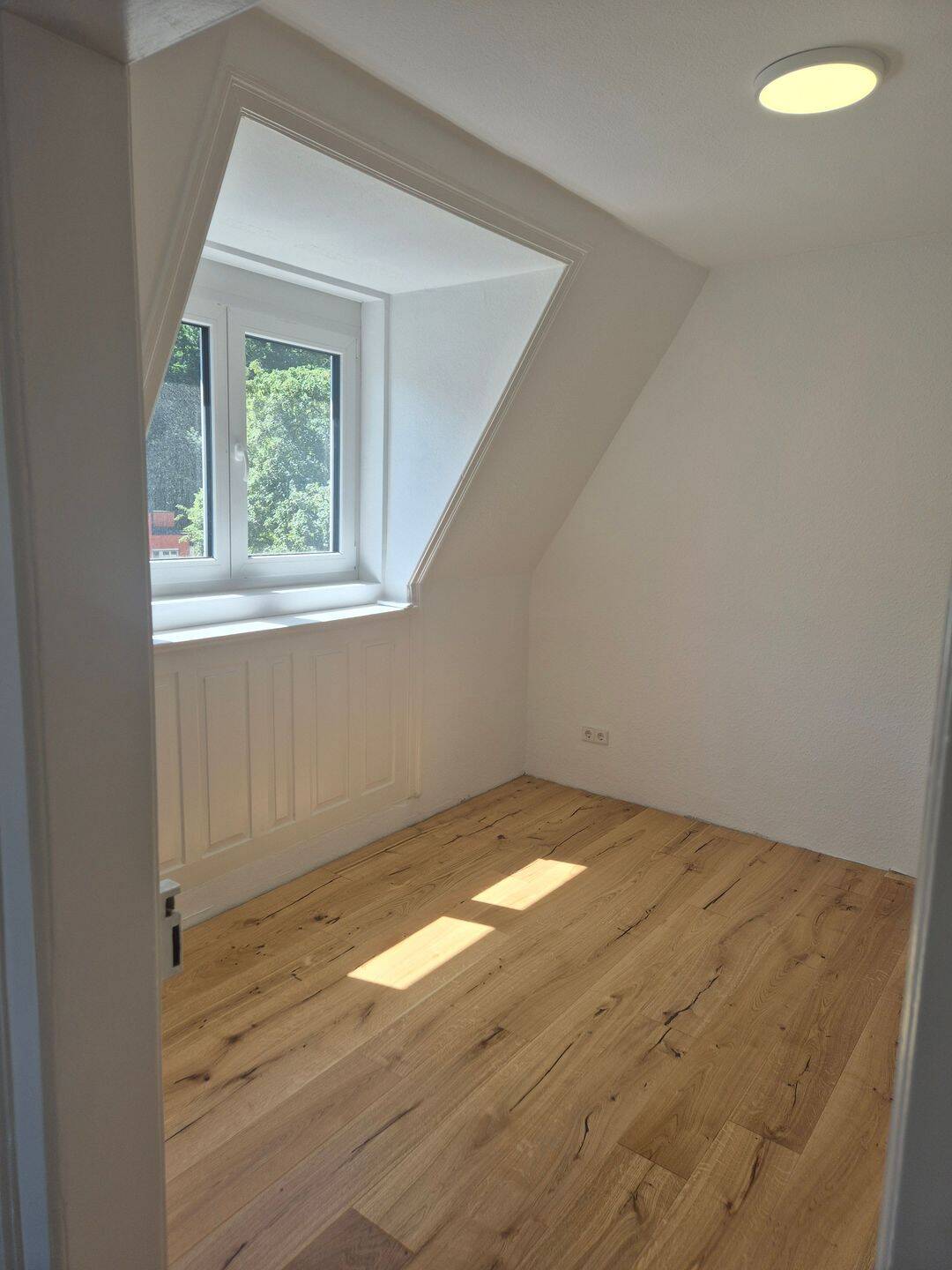 Hochwertig sanierte Altbauwohnung mit Klimaanlage, Balkon & Stellplatz – Stuttgart – Vorschaubild 2