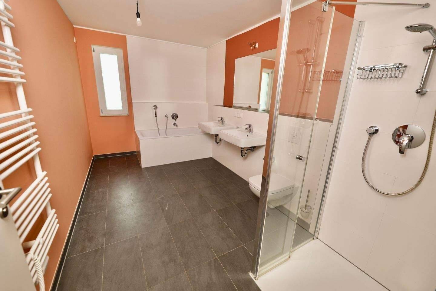 HOCHWERTIGE EINBAUKÜCHE, PARKETTBODEN & FUSSBODENHEIZUNG - 2 BALKONE - AUFZUG & TG-STELLPLATZ – Berlin – Vorschaubild 8