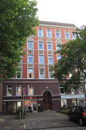 Winterhude: 2-Zi-Altbau mit Balkon, ideal als Wohnbüro, Praxis, Atelier – 22299 Hamburg – Vorschaubild 1