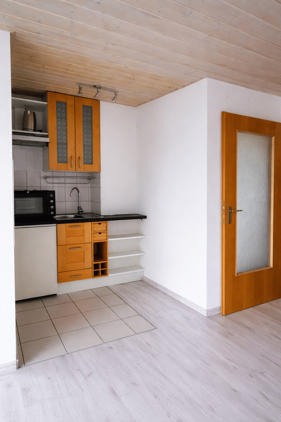 Möblierte, sonnige Dachgeschosswohnung mit großem Balkon & Stellplatz – ideal für Einzelperson – Ingolstadt – Vorschaubild 7