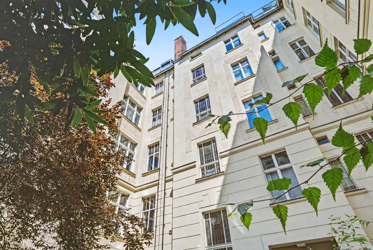 Denkmalschutz: 4-Zimmer-Altbauwohnung mit Loggia und Aufzug in ruhiger Gartenhauslage in Berlin – 10707 Berlin – Bild 1 von 9