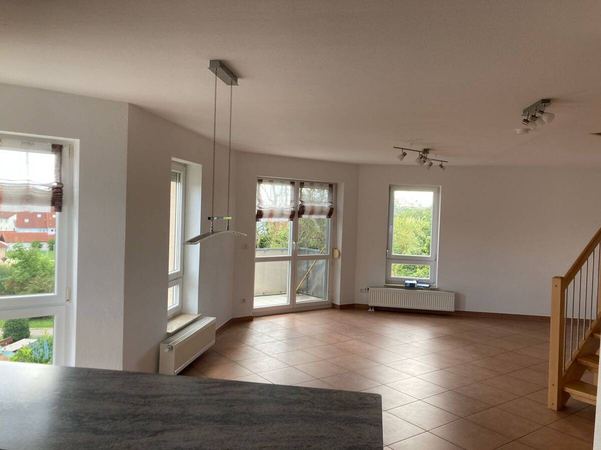 Neuwertige helle 3-Zi.-Maisonette-Wohnung mit Balkon, EBK und Garage in Rothenburg ob der Tauber – 91541 Rothenburg ob der Tauber – Bild 1 von 9