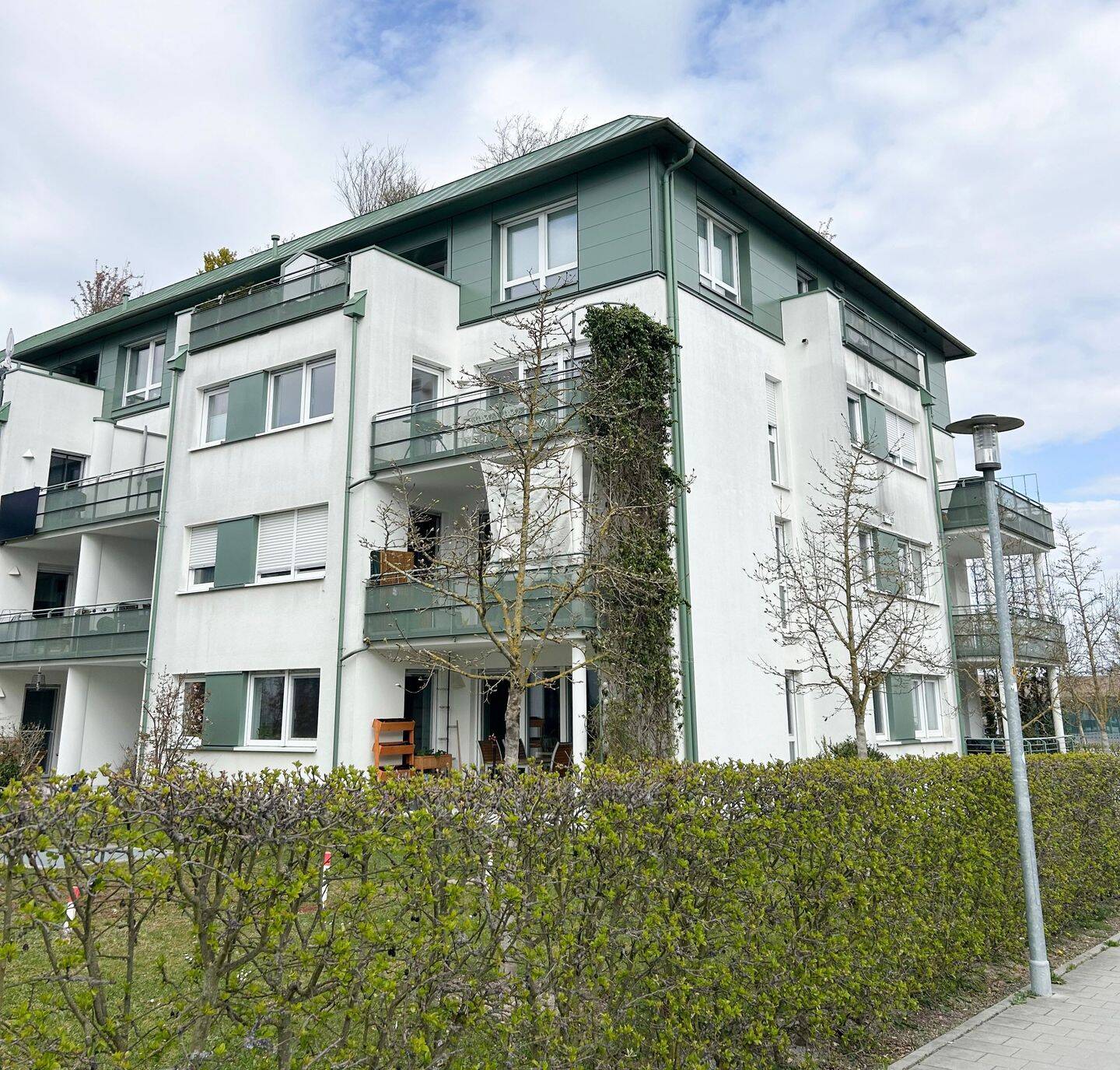 Stilvolle 2-Zimmer-Wohnung mit sonnigem Balkon, bezugsfrei ab 01.08.2026! – Regensburg – Vorschaubild 2