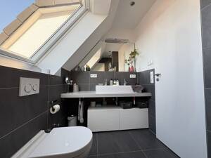 Eleganz trifft Aussicht: Hochwertige Dachgeschosswohnung in Stuttgart-Botnang – 70195 Stuttgart – Vorschaubild 8