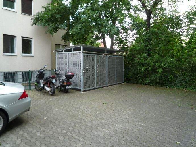 gepflegte, helle,moderne 2 ZW , neues Echtholzparkett, Bad mit Wanne und Fenster, Balkon – Nürnberg – Vorschaubild 2