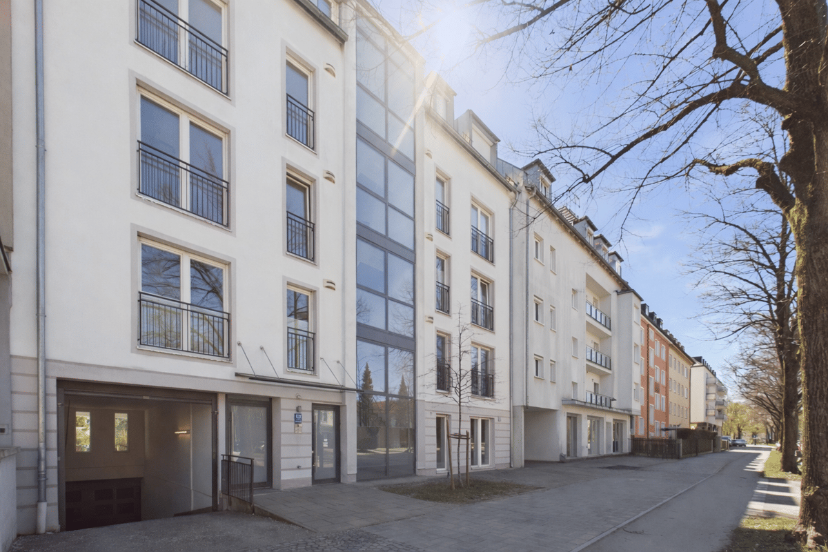 Lichtdurchflutetes Wohnen auf zwei Ebenen - Galeriewohnung mit ruhiger Dachterrasse in Sendling – 81369 München – Bild 1 von 9