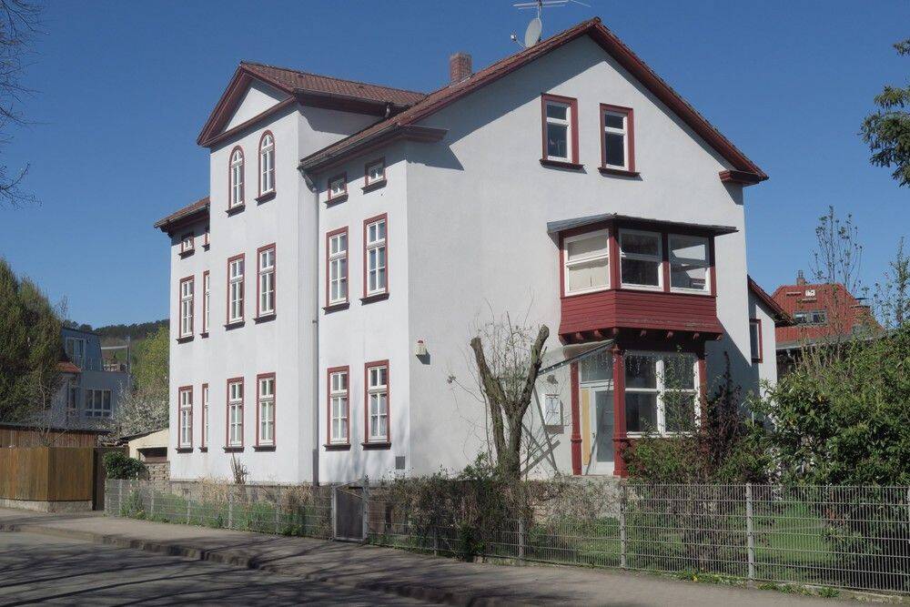 Zweifamilienhaus mit Nebengebäude und großem Garten in Arnstadt