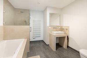 Urbaner Loft-Charakter am Wasser - architekturpreisgekröntes Wohnen im Osthafen – 60314 Frankfurt am Main – Vorschaubild 9