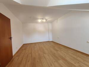 hell und geräumig: renovierte 2 Zimmer DG-Wohnung auf 69m² mit großem überdachtem Balkon – 85567 Grafing – Vorschaubild 7