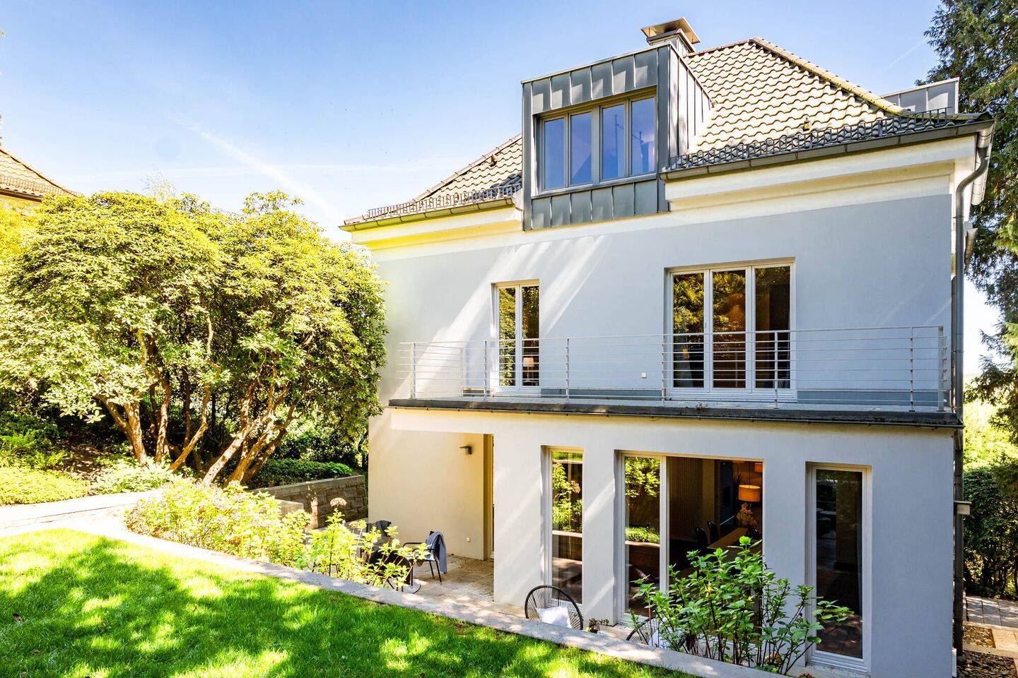 KEINE KÄUFERPROVISION Traumhaft sanierte Unternehmervilla in bester Lage des botanischen Gartens – Bielefeld – Bild 1 von 9