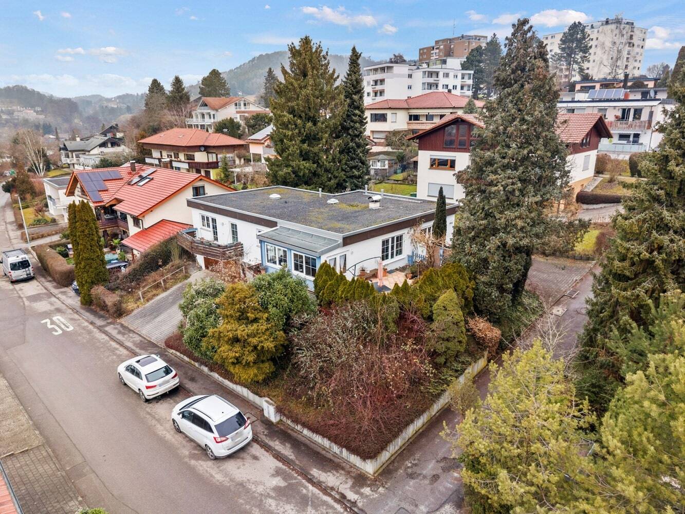 Zeitloses Flachdachhaus mit idealer Aufteilung! – Stockach – Bild 1 von 9