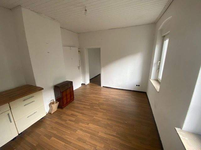 Apartment, Büro, Hobbyräume oder Gewerbe mit 2 Zimmern sowie separates WC mit Dusche im Erdgeschoss eines MFH – Nürnberg – Bild 1 von 9