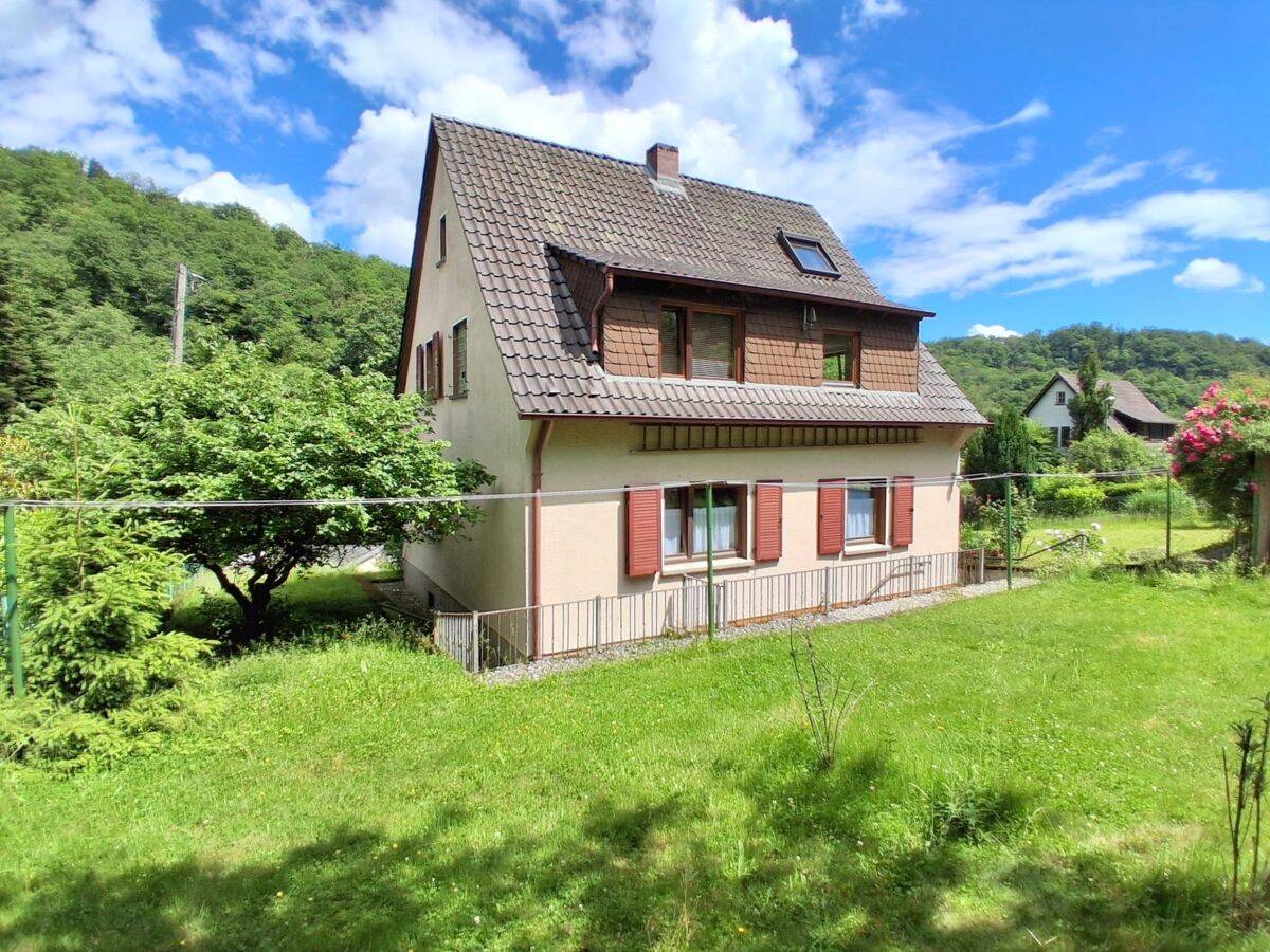 FAMILIENNEST IN WIESBADEN-SONNENBERG! Ein-bis Zweifamilienhaus mit großem Grundstück *Erbpacht*
