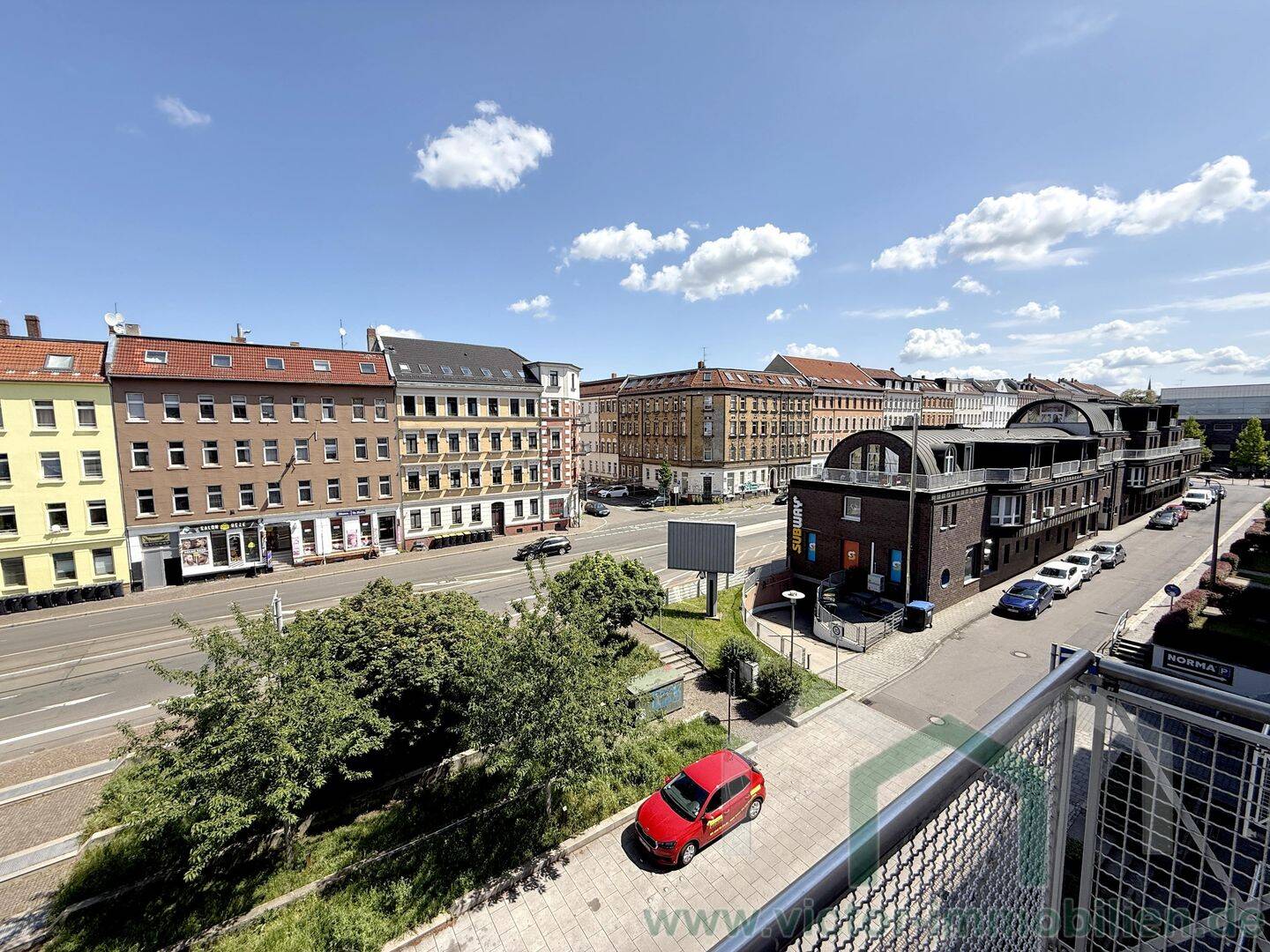 ** 2-Zimmer-Whg. mit Balkon, offener Küche und Wannenbad **