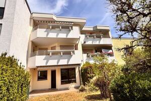 Sehr ruhig gelegene, freie 2 ½-Zimmer-Wohnung mit Westterrasse, Garten, Ostbalkon und TG-Stellplatz!