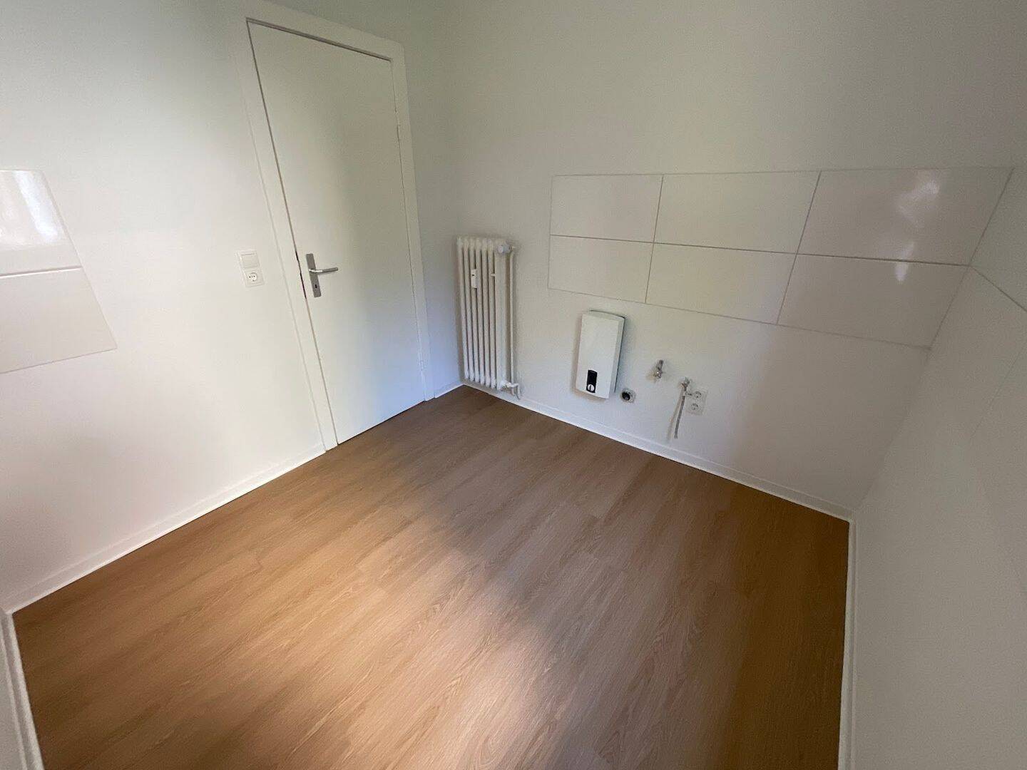 Frisch renovierte 2 Zimmer-Wohnung mit modernisiertem Wannenbad – Lübeck – Vorschaubild 7