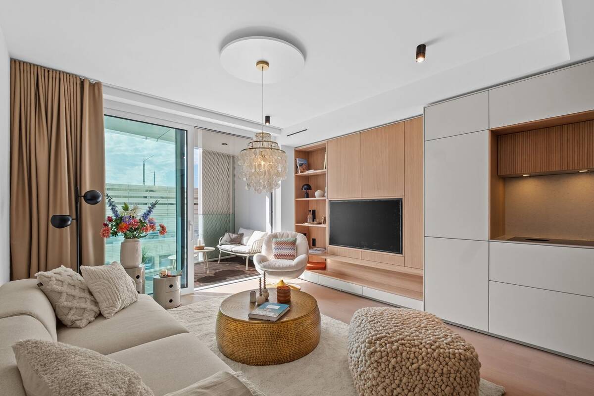Luxus-Apartment im THE LYTE: vollmöbliert, Balkon & seitlicher Ausblick auf die Elbe – 20457 Hamburg – Bild 1 von 9