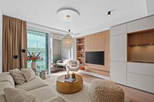 Luxus-Apartment im THE LYTE: vollmöbliert, Balkon & seitlicher Ausblick auf die Elbe – 20457 Hamburg – Vorschaubild 1
