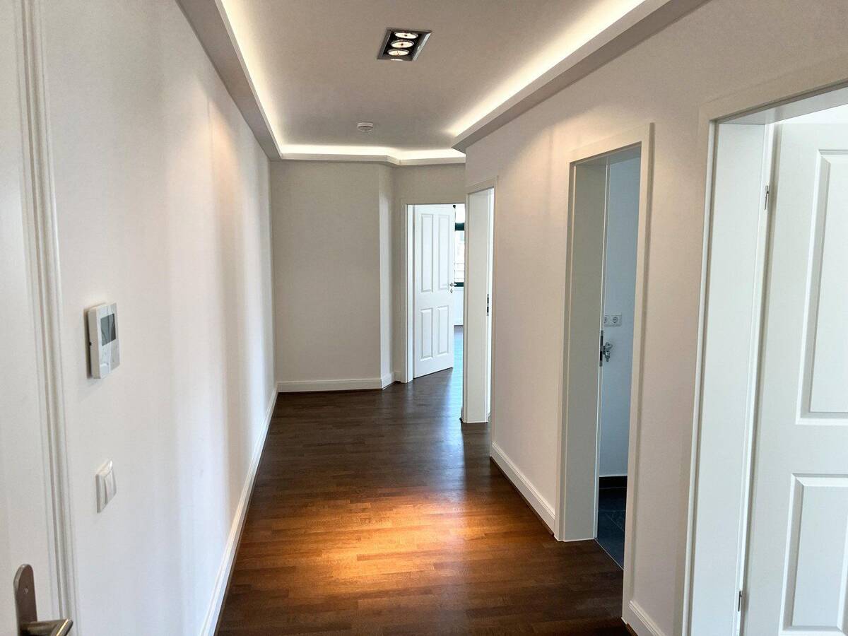 Elegant und luxuriös *dunkles Parkett * Fußbodenheizung * Lichtbänder * Tageslichtbad * Aufzug * – 4315 Leipzig – Bild 1 von 9