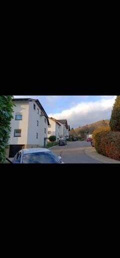 Gepflegte Dachgeschosswohnung mit schönem Ausblick, mit 3 Zimmern sowie Balkon und EBK – Pforzheim – Vorschaubild 3