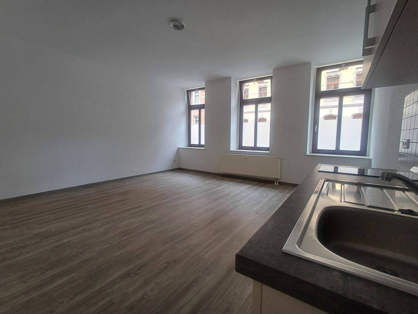 25 m² Wohnbereich mit offener Küche + inkl. EBK * / Vinyl / Bad mit Wanne – Chemnitz – Vorschaubild 4