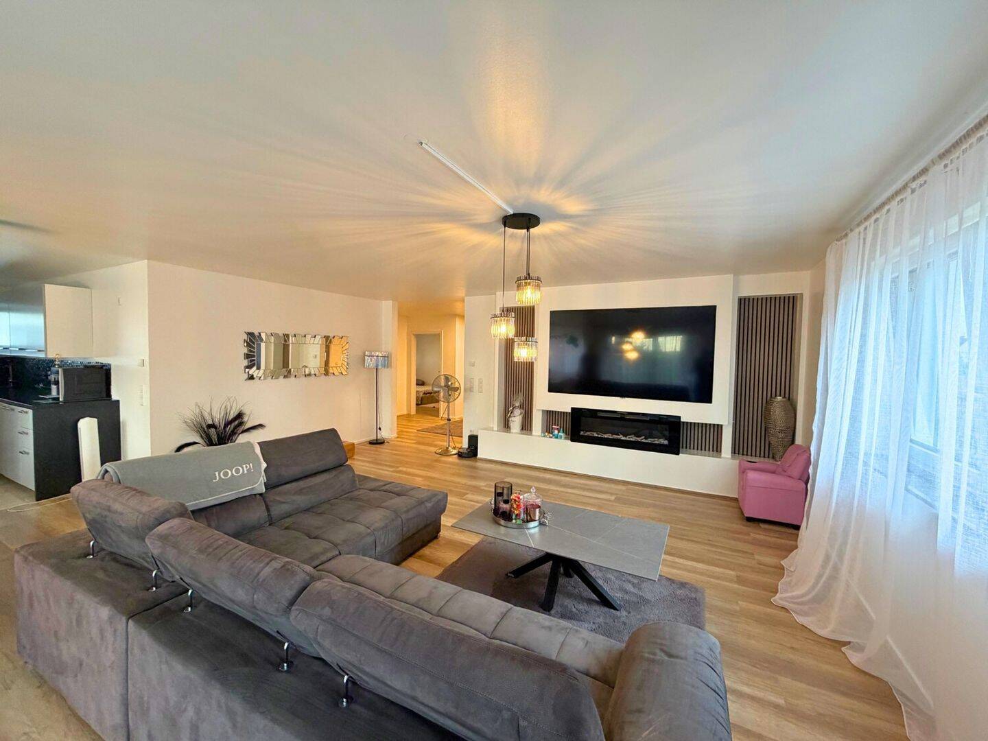 Exklusive 4-Zimmer-Wohnung mit Aufzug und Tiefgaragenstellplatz!