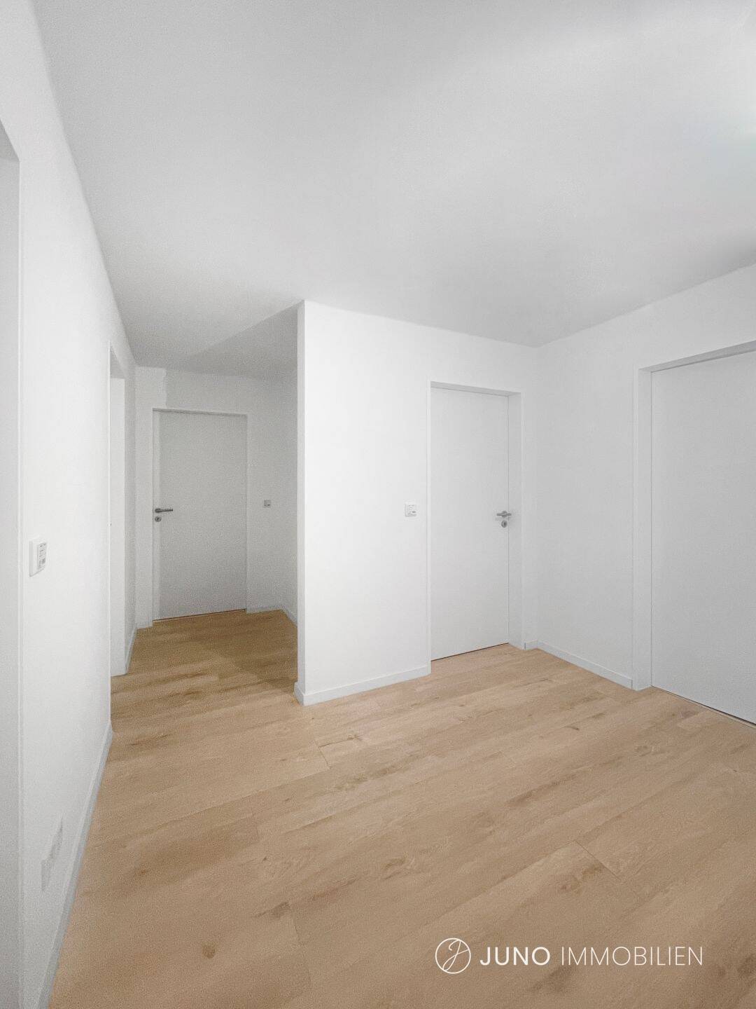 3 Zimmer - Frisch renoviert. Sofort bezugsfrei. Perfekt angebunden.