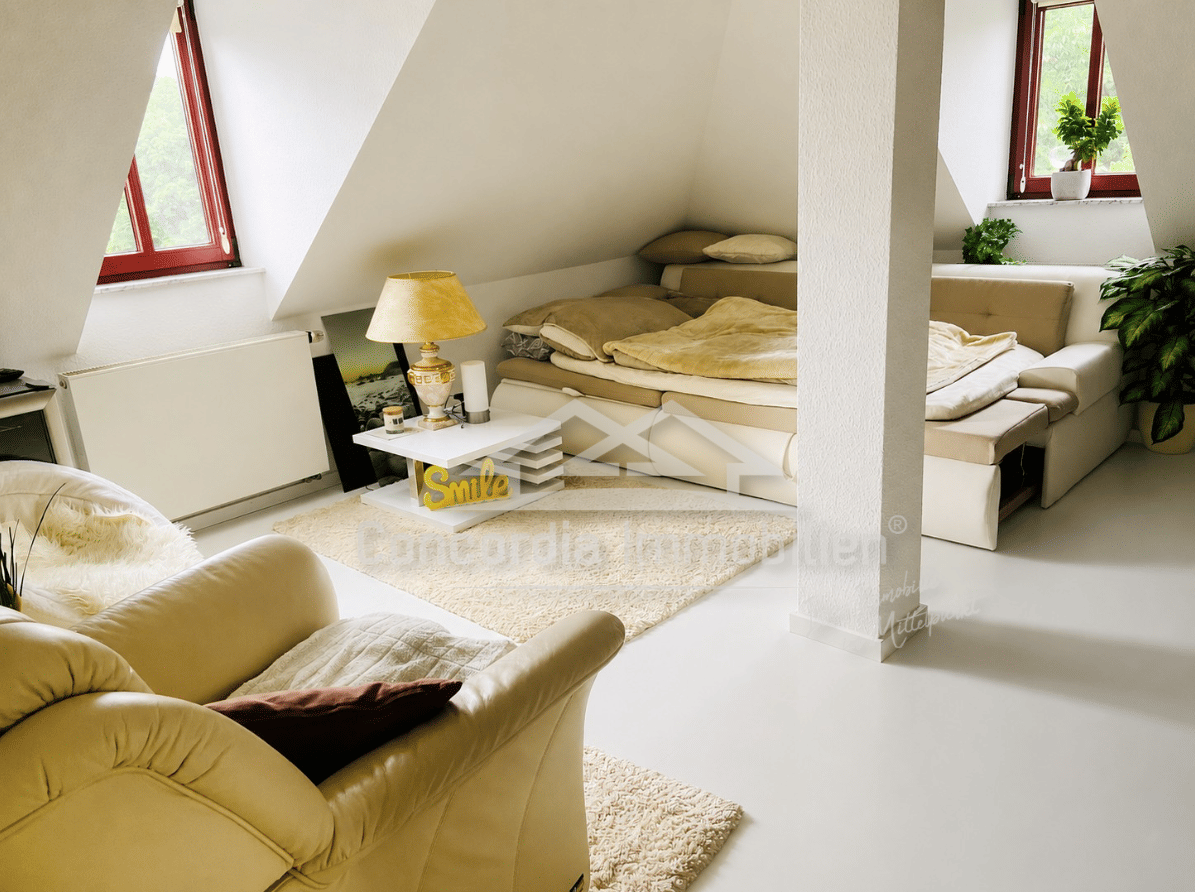 Charmant u. hell; Dachgeschosswohnung mit Weitblick und Stellplatz – Radebeul – Vorschaubild 4