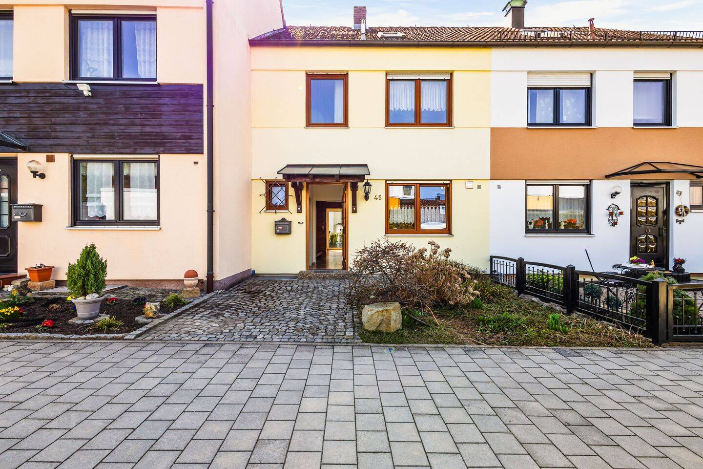 Familienfreundliches Wohnen in Donaustauf: Reihenmittelhaus in begehrter Lage – Donaustauf – Bild 1 von 9